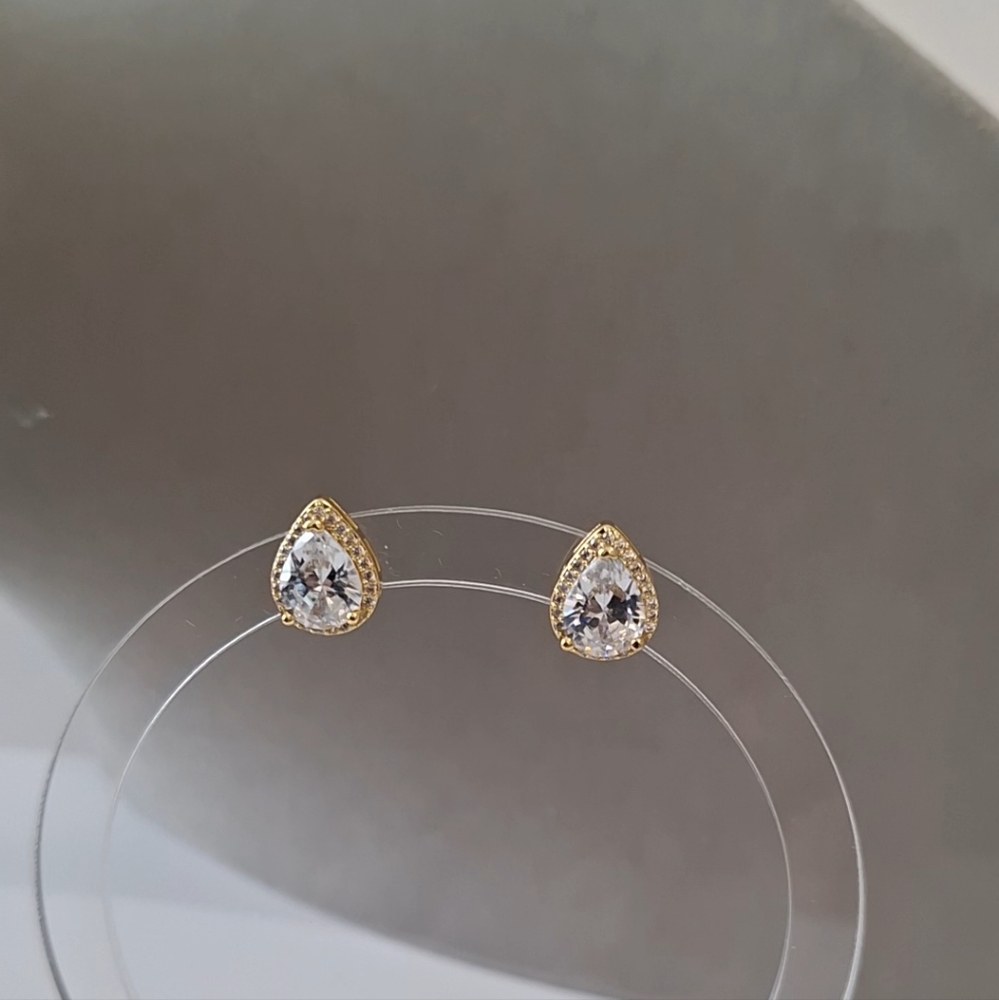 Pear shape diamond stud earrings